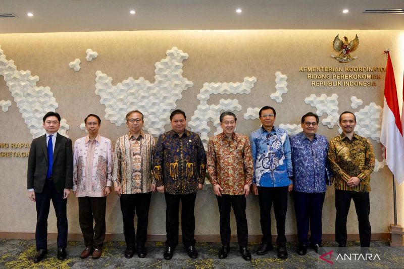 Menko Perekonomian Airlangga Hartarto bertemu Chairman Japan Bank for International Cooperation (JBIC) Tadashi Maeda dan Ambassador for the promotion of the AZEC Takio Yamada