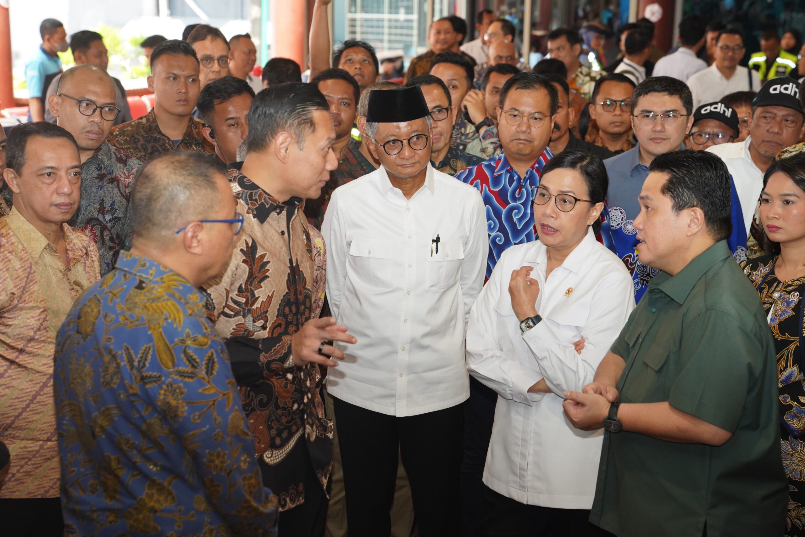 Menteri Pekerjaan Umum (PU) Dody Hanggodo (Tengah) bersama Menko Bidang Infrastruktur dan Pembangunan Kewilayahan Agus Harimurti Yudhoyono (AHY), Menteri Keuangan Sri Mulyani, Menteri BUMN Erick Thohir meninjau Terminal 2 Bandara Soekarno-Hatta, Tangerang, Banten, Sabtu (1/3/2025)