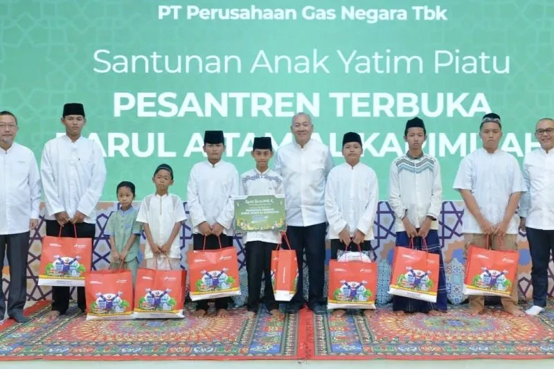 Sejumlah perwakilan PT Perusahaan Gas Negara berfoto bersama anak-anak yatim usai penyerahan santunan di Jakarta, Rabu (18/3/2025)