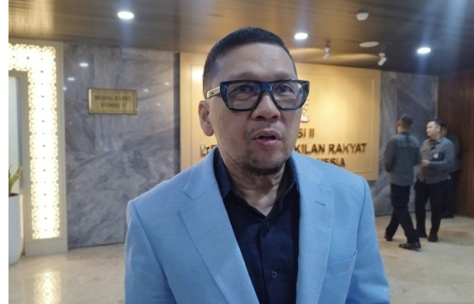Wakil Ketua Umum DPP Partai Golkar Ahmad Doli Kurnia di kompleks parlemen, Jakarta, Kamis (24/4/2025).