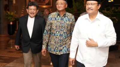 Menteri Pekerjaan Umum Dody Hanggodo (tengah) saat temui Menteri Sosial Syaifullah Yusuf (kanan) membahas terkait pembangunan infrastruktur pendidikan dalam program Sekolah Rakyat yang digagas oleh Presiden Prabowo Subianto.