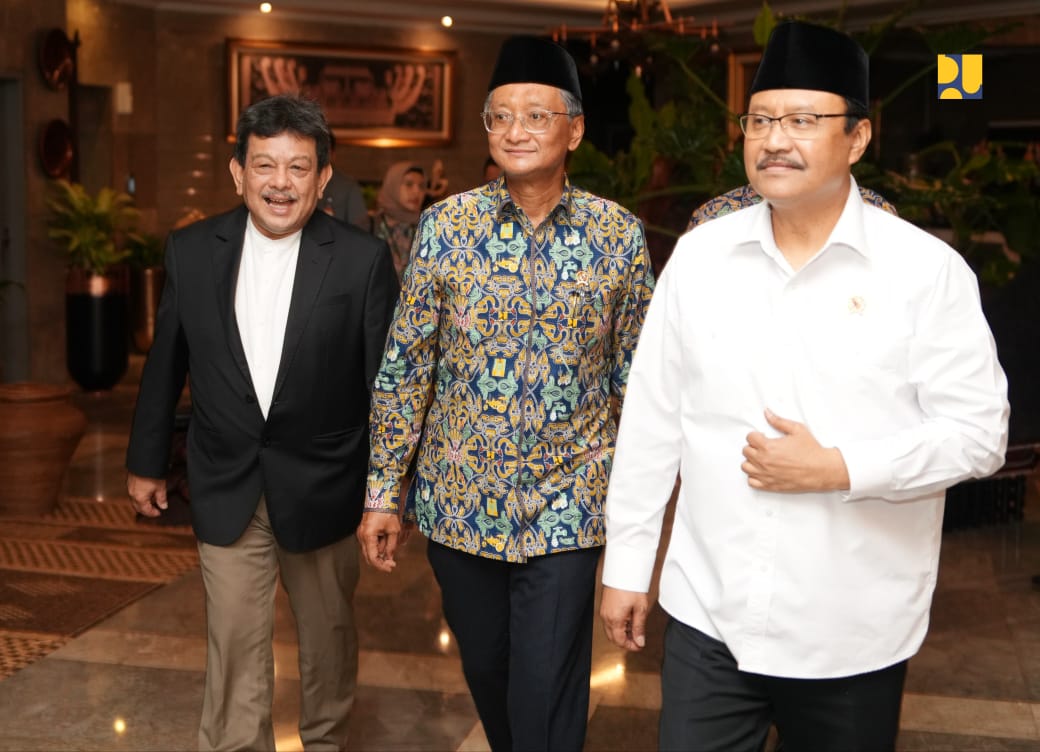 Menteri Pekerjaan Umum Dody Hanggodo (tengah) saat temui Menteri Sosial Syaifullah Yusuf (kanan) membahas terkait pembangunan infrastruktur pendidikan dalam program Sekolah Rakyat yang digagas oleh Presiden Prabowo Subianto.