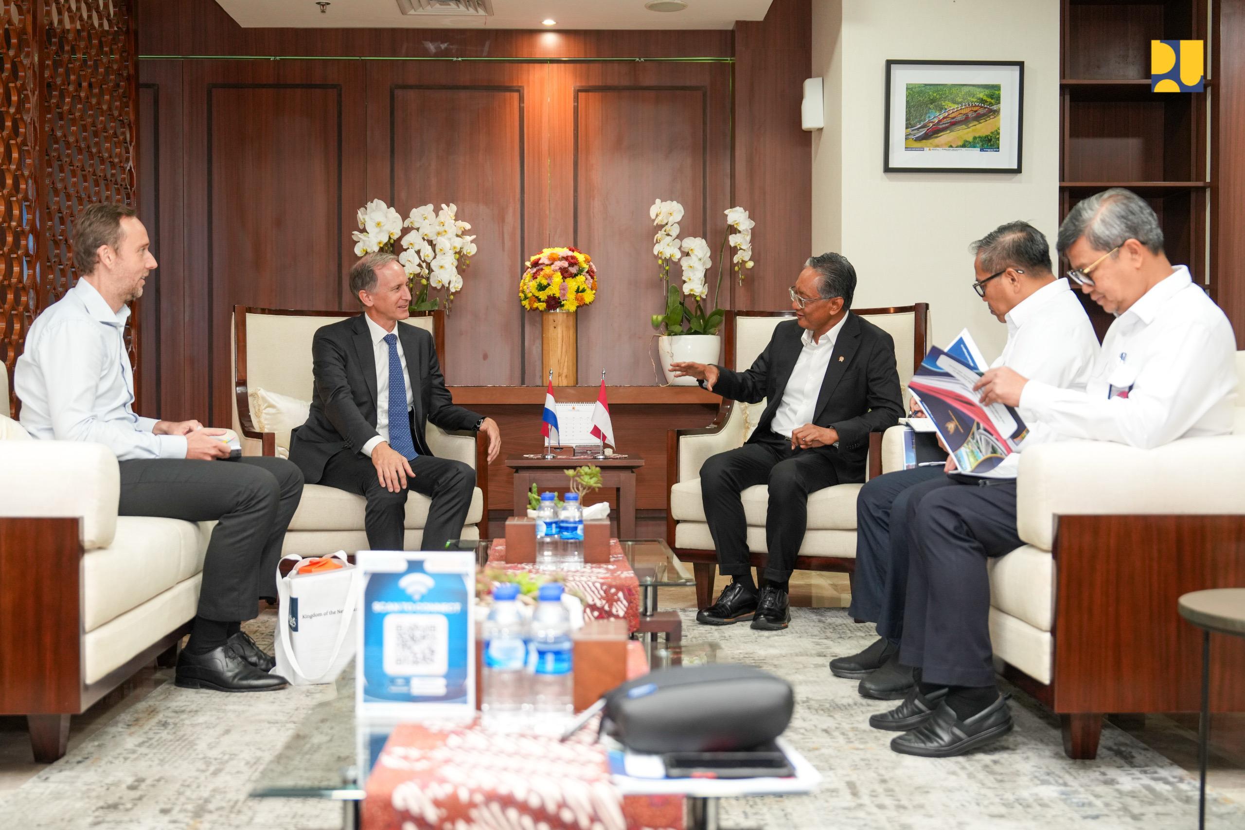 Menteri Pekerjaan Umum (PU) Dody Hanggodo (ketiga kanan) bertemu dengan Duta Besar Belanda untuk Indonesia, Timor-Leste dan Asean Marc Gerritsen (kedua kiri) di Kantor Kementerian PU, Kamis (10/4).