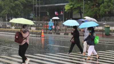Waspada Hujan Ringan Hingga Lebat di Berbagai Kota Besar Indonesia