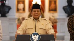 Presiden Prabowo Subianto mengumumkan peraturan pemerintah terkait devisa hasil ekspor sumber daya alam (DHE SDA) di Istana Merdeka, Jakarta, Senin (17/2/2025). Presiden menerbitkan Peraturan Pemerintah (PP) Nomor 8 Tahun 2025 yang mewajibkan seluruh eksportir menyimpan dana DHE SDA di bank dalam negeri untuk memperkuat dan memperbesar dampak dari perolehan devisa.