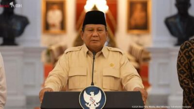 Presiden Prabowo Subianto mengumumkan peraturan pemerintah terkait devisa hasil ekspor sumber daya alam (DHE SDA) di Istana Merdeka, Jakarta, Senin (17/2/2025). Presiden menerbitkan Peraturan Pemerintah (PP) Nomor 8 Tahun 2025 yang mewajibkan seluruh eksportir menyimpan dana DHE SDA di bank dalam negeri untuk memperkuat dan memperbesar dampak dari perolehan devisa.