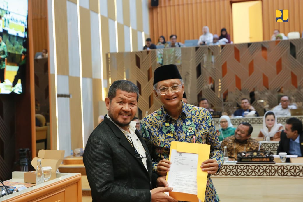 Menteri Pekerjaan Umum Dody Hanggodo (kanan) saat menyerahkan dokumen hasil pemeriksaan Badan Pemeriksa Keuangan (BPK RI) atas Laporan Hasil Pemeriksaan (LHP) Semester I Tahun 2024 kepada Komisi V DPR RI, Rabu (7/5/2025).