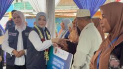 Wakil Ketua TP Posyandu Provinsi Kalimantan Selatan Ellyana Trisya (kedua kiri) saat menyerahkan bantuan pembangunan sanitasi secara simbolis kepada perwakilan kader Posyandu di Desa Warung Jambu Burung Kecamatan Baruntung Baru Kabupaten Banjar, Senin (19/5/2025).