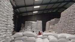 Sejumlah pekerja mengemas beras di gudang beras milik Bulog, Kabupaten Garut, Jawa Barat.