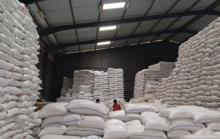 Sejumlah pekerja mengemas beras di gudang beras milik Bulog, Kabupaten Garut, Jawa Barat.