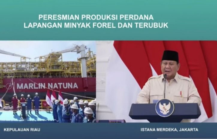 Presiden RI Prabowo Subianto memberikan sambutan dalam acara peresmian produksi perdana lapangan migas di perairan Natuna, Kepulauan Riau, melalui sambungan konferensi video di Istana Merdeka, Jakarta, Jumat (16/5/2025).