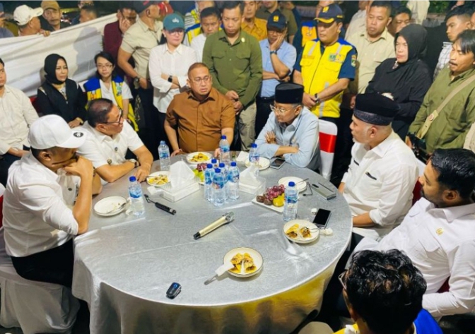 Menteri PU Dody Hanggodo didampingi anggota DPR RI Andre Rosiade dan Gubernur Sumbar Mahyeldi Ansharullah saat bersama Wali Kota Bukittinggi, Ramlan Nurmatias dalam kunjungan kerja di Bukittinggi terkait program pembangunan prioritas
