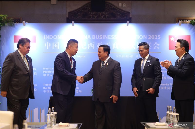 Presiden Prabowo Subianto berjabat tangan dengan pengusaha asal China pada pertemuan bisnis Indonesia-China yang juga dihadiri oleh Perdana Menteri Tiongkok, Li Qiang, di Jakarta, Sabtu (25/5/2025) malam.