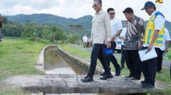 Menteri Pekerjaan Umum Dody Hanggodo saat meninjau jaringan irigasi pada Daerah Irigasi Kalibawang di Kabupaten Kulonprogo, D.I Yogyakarta, Minggu (11/5/2025