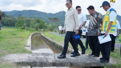 Menteri Pekerjaan Umum Dody Hanggodo saat meninjau jaringan irigasi pada Daerah Irigasi Kalibawang di Kabupaten Kulonprogo, D.I Yogyakarta, Minggu (11/5/2025