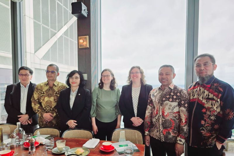 Gubernur Riau Abdul Wahid dan Kepala Bappeda serta Kepala DLHK ketika pertemuan dengan perusahaan penghitungan karbon di Inggris.
