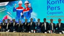 Jajaran direksi dan komisaris PT Pertamina (Persero) berfoto bersama setelah melakukan konferensi pers “Capaian Kinerja PT Pertamina (Persero) Tahun 2024” di Jakarta, Jumat (13/6/2025).