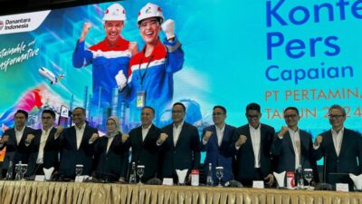 Jajaran direksi dan komisaris PT Pertamina (Persero) berfoto bersama setelah melakukan konferensi pers “Capaian Kinerja PT Pertamina (Persero) Tahun 2024” di Jakarta, Jumat (13/6/2025).