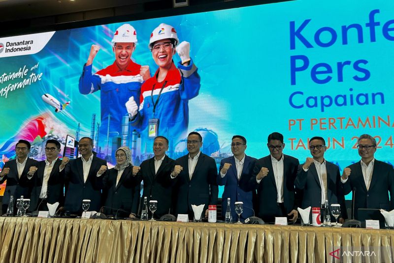 Jajaran direksi dan komisaris PT Pertamina (Persero) berfoto bersama setelah melakukan konferensi pers “Capaian Kinerja PT Pertamina (Persero) Tahun 2024” di Jakarta, Jumat (13/6/2025).