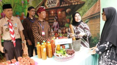 Anggota Komisi VII DPR RI Siti Mukaromah (kedua dari kanan) menghadiri Grand Launching Kampung Kauman Heritage, di Banyumas, Jawa Tengah