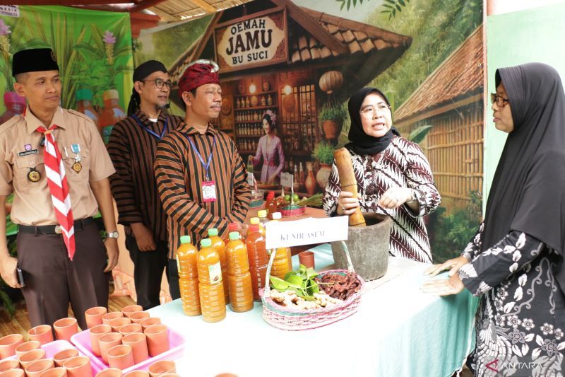 Anggota Komisi VII DPR RI Siti Mukaromah (kedua dari kanan) menghadiri Grand Launching Kampung Kauman Heritage, di Banyumas, Jawa Tengah