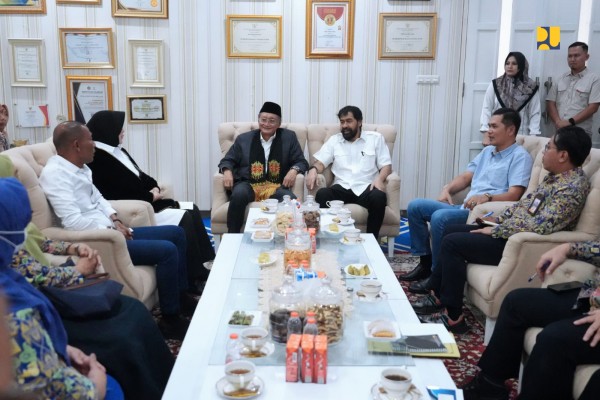 Menteri PU Dody Hanggodo (kiri) bersama Gubernur Aceh Muzakir Manaf (kanan) membahas calon lokasi Sekolah Rakyat Tahap II untuk Kota Banda Aceh, di Pendopo Walikota Banda Aceh pada Rabu (24/6/2025)