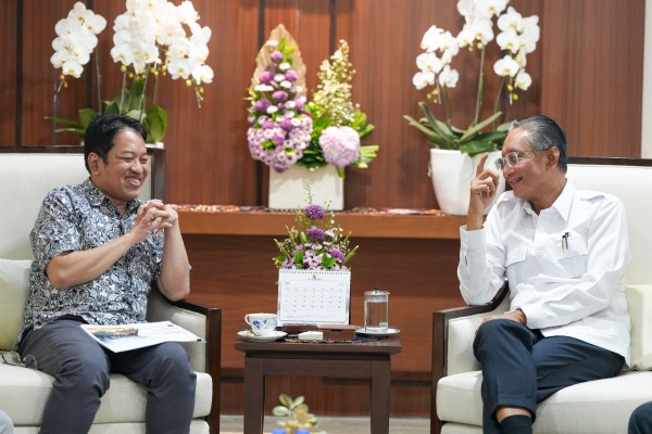 enteri Pekerjaan Umum (PU) Dody Hanggodo (kanan) bersama Wakil Kepala Badan Pusat Statistik (BPS) Sonny Harry Budiutomo Harmadi (kiri), di Kantor Kementerian PU, Jakarta, Kamis (19/6).