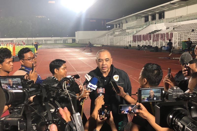 Manajer timnas U-23 Indonesia Ahmed Zaki Iskandar ketika ditemui wartawan di sela-sela latihan resmi timnas U-23 Indonesia menjelang laga final Kejuaraan ASEAN U-23 2025 melawan timnas U-23 Vietnam di Stadion Madya Gelora Bung Karno, Jakarta, Senin (28/7/2025).