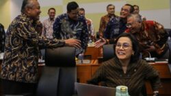 Menteri Keuangan (Menkeu) Sri Mulyani Indrawati (kanan) bersama Gubernur Bank Indonesia (BI) Perry Warjiyo (kiri) mengikuti Rapat Kerja bersama Banggar DPR RI, di Kompleks Parlemen, Senayan, Jakarta, Kamis (3/7/2025). Raker tersebut beragendakan laporan dan pengesahan hasil pembahasan panja perumus kesimpulan dalam rangka laporan realisasi semester I dan prognosis II pelaksanaan APBN Tahun Anggaran 2025