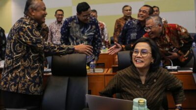 Menteri Keuangan (Menkeu) Sri Mulyani Indrawati (kanan) bersama Gubernur Bank Indonesia (BI) Perry Warjiyo (kiri) mengikuti Rapat Kerja bersama Banggar DPR RI, di Kompleks Parlemen, Senayan, Jakarta, Kamis (3/7/2025). Raker tersebut beragendakan laporan dan pengesahan hasil pembahasan panja perumus kesimpulan dalam rangka laporan realisasi semester I dan prognosis II pelaksanaan APBN Tahun Anggaran 2025