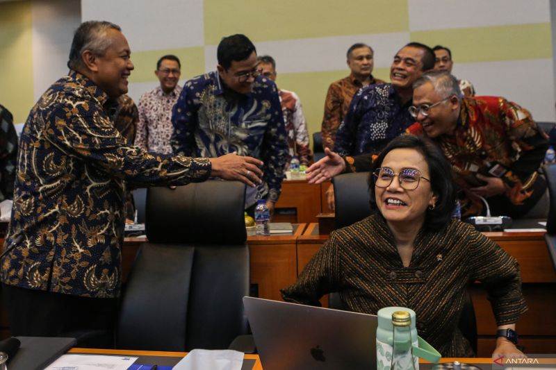 Menteri Keuangan (Menkeu) Sri Mulyani Indrawati (kanan) bersama Gubernur Bank Indonesia (BI) Perry Warjiyo (kiri) mengikuti Rapat Kerja bersama Banggar DPR RI, di Kompleks Parlemen, Senayan, Jakarta, Kamis (3/7/2025). Raker tersebut beragendakan laporan dan pengesahan hasil pembahasan panja perumus kesimpulan dalam rangka laporan realisasi semester I dan prognosis II pelaksanaan APBN Tahun Anggaran 2025