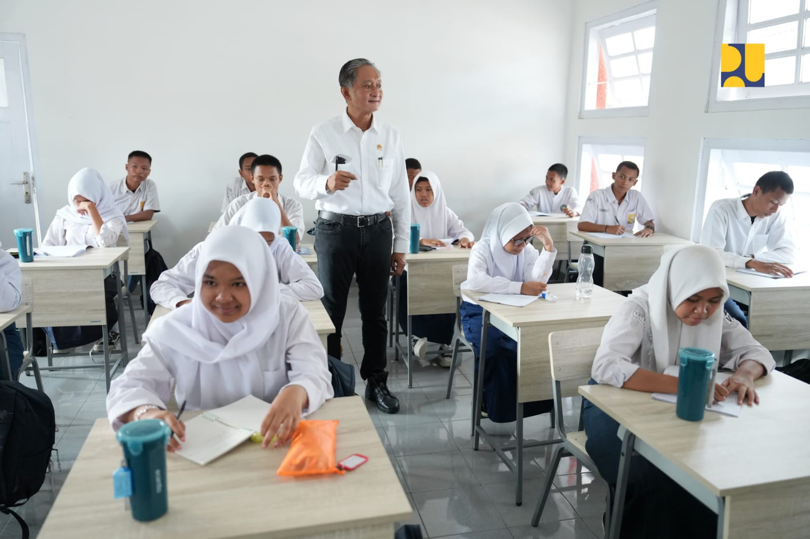 Menteri Pekerjaan Umum (PU), Dody Hanggodo saat meninjau aktivitas belajar di Sekolah Rakyat, Bantul, D.I Yogyakarta. Foto: Humas Kementerian PU