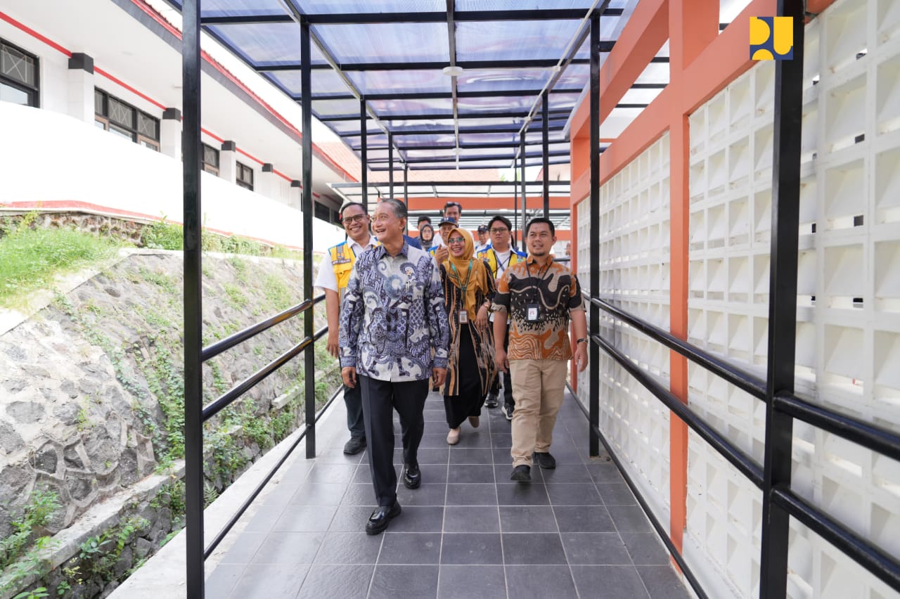 Menteri PU, Dody Hanggodo saat meninjau Sekolah Rakyat di Balai Pelatihan Vokasi dan Produktivitas (BPBV) Surakarta, Selasa (12/8/2025).