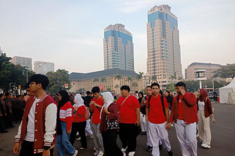 Warga terus berdatangan ke kawasan Patung Kuda, Jakarta Pusat untuk meramaikan Hari Ulang Tahun (HUT) ke-80 Kemerdekaan Republik Indonesia, Minggu (17/8/2025).