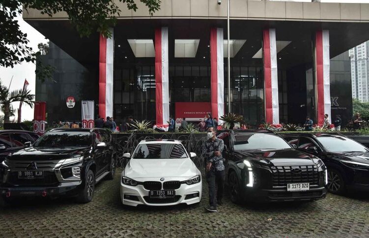 Komisi Pemberantasan Korupsi (KPK) menyita 22 kendaraan terdiri dari 15 mobil dan tujuh sepeda motor terkait operasi tangkap tangan (OTT).