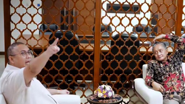 Wakil Ketua Komisi VI DPR RI Andre Rosiade (kanan) bersama Menteri Pekerjaan Umum (PU) Dody Hanggodo (kiri).