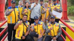 Menteri PU Dody Hanggodo (tengah) saat meresmikan Jembatan Gantung Babakan Losari Lor yang berada di perbatasan antara Provinsi Jawa Barat dan Jawa Tengah