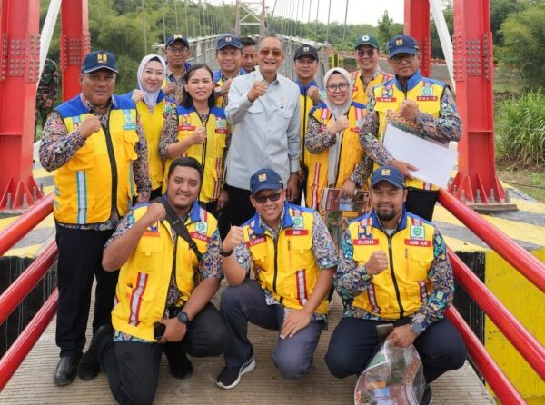 Menteri PU Dody Hanggodo (tengah) saat meresmikan Jembatan Gantung Babakan Losari Lor yang berada di perbatasan antara Provinsi Jawa Barat dan Jawa Tengah