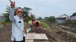 Menteri Pekerjaan Umum (PU) Dody Hanggoro meninjau pekerjaan peningkatan jaringan irigasi Daerah Irigasi (DI) Cikeusik di Kabupaten Cirebon dan Kuningan, Jawa Barat, Rabu (20/8).