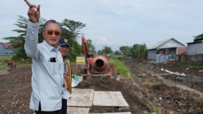 Menteri Pekerjaan Umum (PU) Dody Hanggoro meninjau pekerjaan peningkatan jaringan irigasi Daerah Irigasi (DI) Cikeusik di Kabupaten Cirebon dan Kuningan, Jawa Barat, Rabu (20/8).