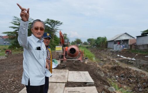 Menteri Pekerjaan Umum (PU) Dody Hanggoro meninjau pekerjaan peningkatan jaringan irigasi Daerah Irigasi (DI) Cikeusik di Kabupaten Cirebon dan Kuningan, Jawa Barat, Rabu (20/8).