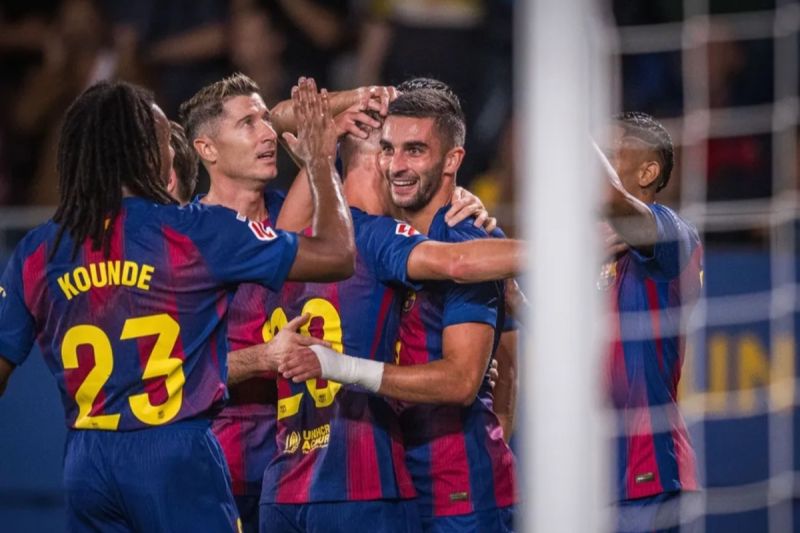 Ferran Torres (kedua kanan) merayakan gol dengan rekan setimnya saat pertandingan Liga Spanyol 2025/26 antara Barcelona vs Getafe di Estadi Johan Cruyff pada Senin (22/9/2025).