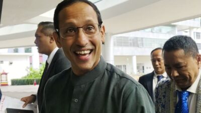 Mantan Menteri Pendidikan, Kebudayaan, Riset, dan Teknologi (Mendikbudristek) Nadiem Makarim berbicara dengan awak media saat tiba di Gedung Jampidsus Kejaksaan Agung, Jakarta, Kamis (4/9/2025)