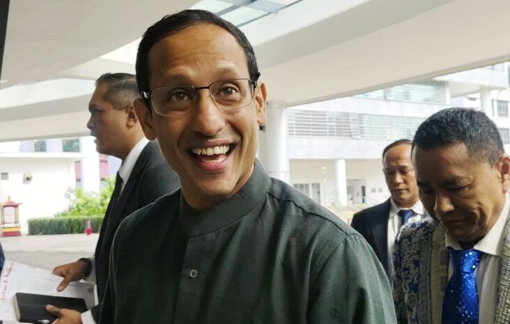 Mantan Menteri Pendidikan, Kebudayaan, Riset, dan Teknologi (Mendikbudristek) Nadiem Makarim berbicara dengan awak media saat tiba di Gedung Jampidsus Kejaksaan Agung, Jakarta, Kamis (4/9/2025)
