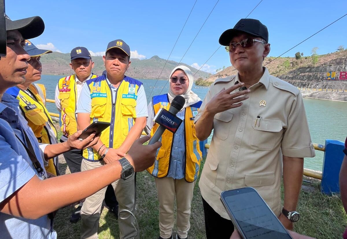 Menteri Pekerjaan Umum (PU) Dody Hanggodo saat meninjau Bendungan Tanju di Kabupaten Dompu, Provinsi Nusa Tenggara Barat (NTB) .