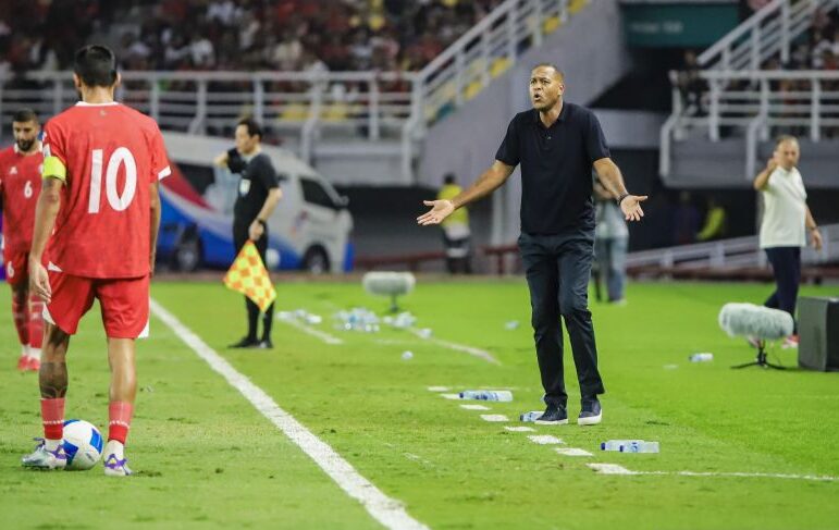 Pelatih Timnas Indonesia Patrick Kluivert (kanan) saat mendampingi tim melawan Lebanon dalam laga FIFA Match Day di Stadion Gelora Bung Tomo (GBT) Surabaya, Senin (8/9/2025) malam