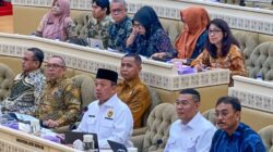 Menteri Agraria dan Tata Ruang/Kepala Badan Pertanahan Nasional (ATR/BPN) Nusron Wahid (tengah, depan) dalam rapat kerja dengan Komisi II DPR RI di Senayan, Jakarta, Senin (8/9/2025).