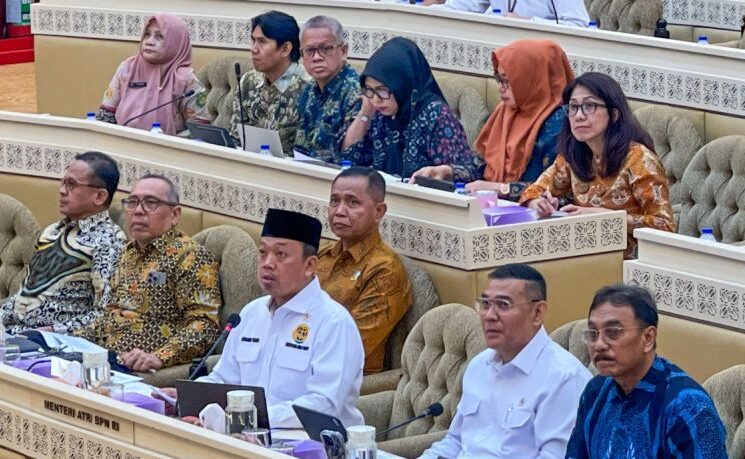Menteri Agraria dan Tata Ruang/Kepala Badan Pertanahan Nasional (ATR/BPN) Nusron Wahid (tengah, depan) dalam rapat kerja dengan Komisi II DPR RI di Senayan, Jakarta, Senin (8/9/2025).
