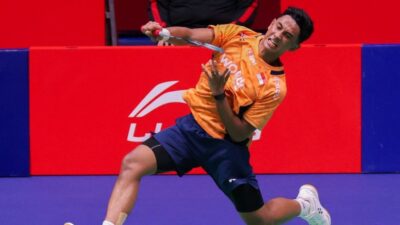 Pebulu tangkis tunggal putra Indonesia Alwi Farhan saat berlaga di perempat final Hong Kong Open 2025 di Hong Kong Colliseum, Hong Kong