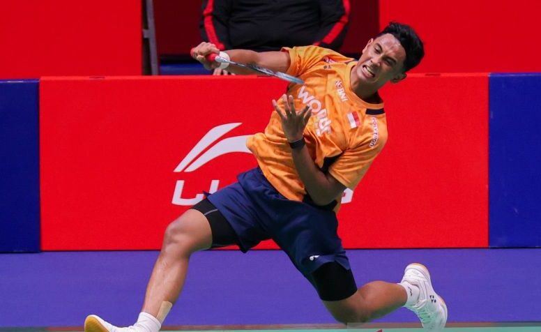 Pebulu tangkis tunggal putra Indonesia Alwi Farhan saat berlaga di perempat final Hong Kong Open 2025 di Hong Kong Colliseum, Hong Kong